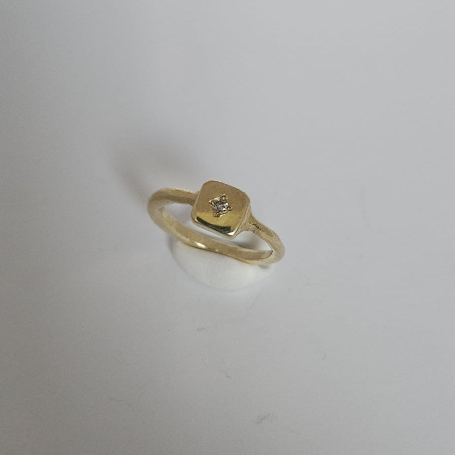 gold ring with daimond