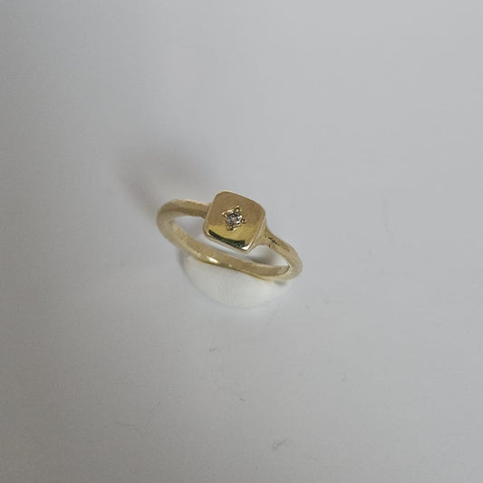 gold ring with daimond